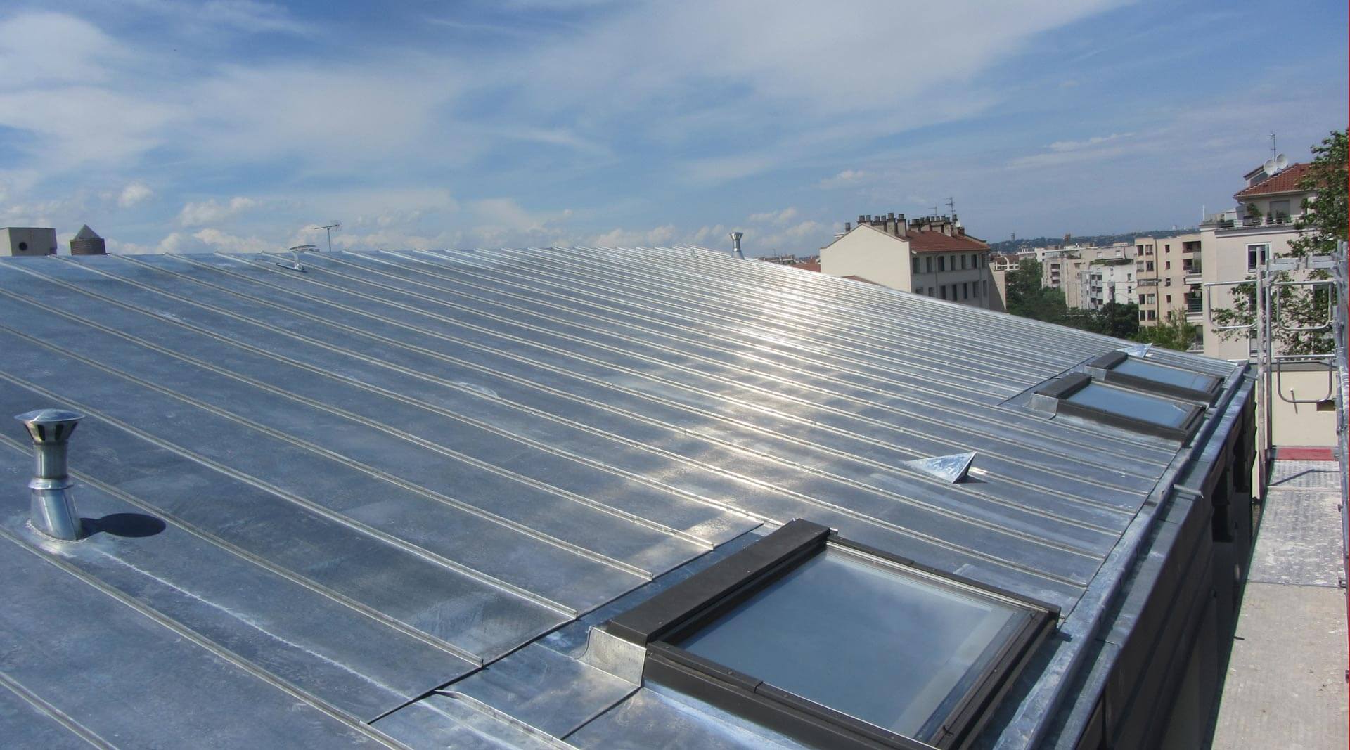 Lire la suite à propos de l’article Pose de verrière de toit Vélux : les avantages pour votre habitation à Villefranche-sur-Saône